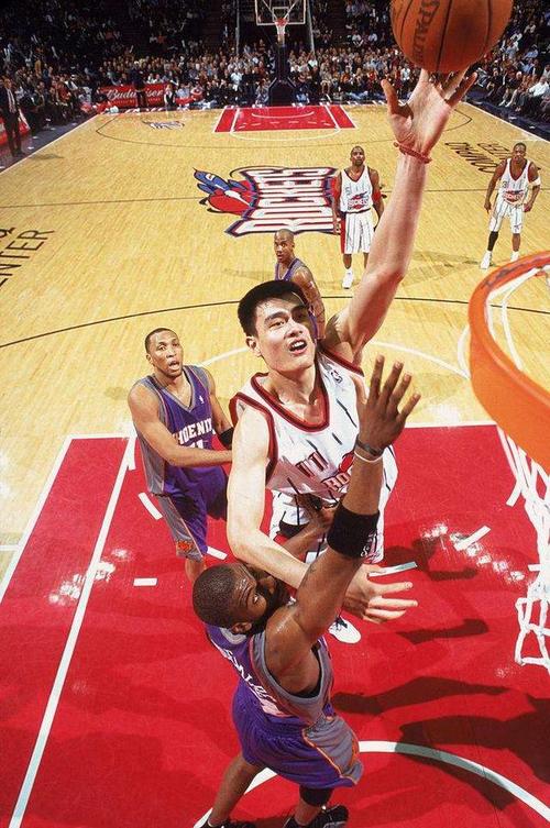 姚明是nba02届状元,为何却无缘最佳新秀?到底被谁抢走