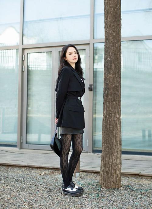 董璇看起来还是很年轻,穿裙子又美又显气质,根本不像"