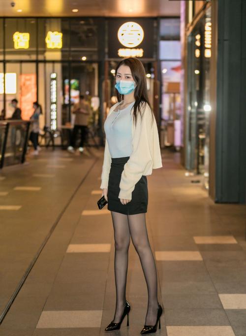 街拍:大冷天里穿各种黑色丝袜的小姐姐们,为了美丽真