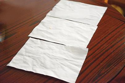 从左至右依次为电吹风吹干,自然风干及冰箱冷藏后的纸张.