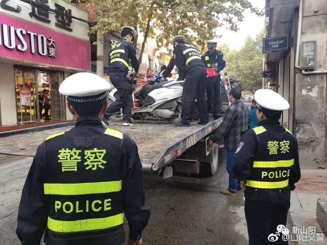 山阳交警:城区中队对城区乱停乱放车辆进行整治
