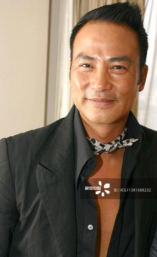 任达华郑州为眼镜商家宣传 魅力不减被小影迷"强吻"