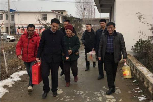 南阳市宛城区区长樊牛到茶庵乡慰问贫困户确保贫困户过祥和春节