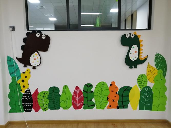 主题墙2,两只恐龙在尽情的歌唱,好像在对上课的小朋友们说,你们要