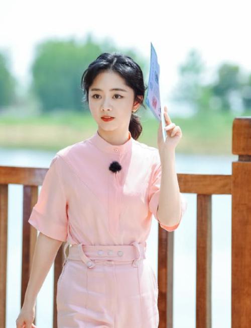 轻熟优雅气质取代,穿白裙女人味十足在波浪长发发型中,谭松韵化上一个