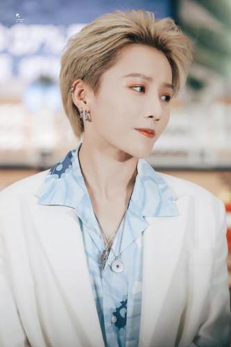 刘老师生图绝了啊,整个人白到发光,今天又是超暖的刘雨昕