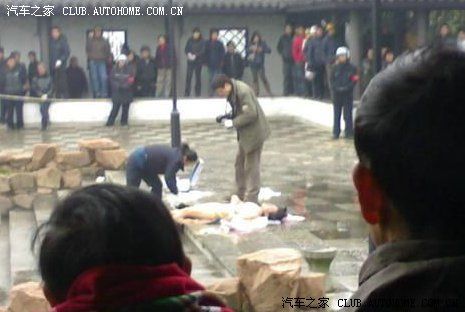 女尸被警察当众验尸, 仁道吗?(组图)