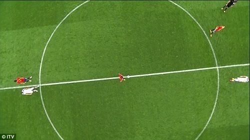 西班牙只安排了一名球员在中圈开球,这也向球迷们普及了足球比赛的