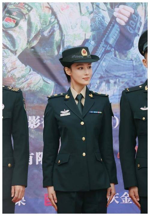 张馨予亲示"国潮",穿格纹衫戴小红帽青春逼人,麻