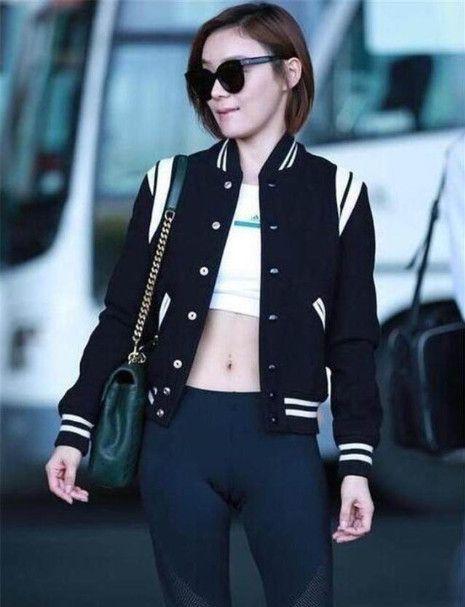 娱乐圈女星也爱穿紧身裤,因太紧下面成为了焦点!