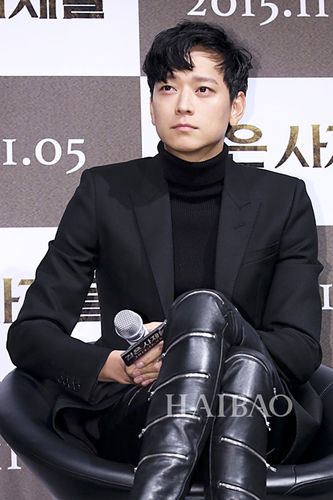 韩国明星姜栋元身着圣罗兰好骚包长腿男神总爱瞎折腾