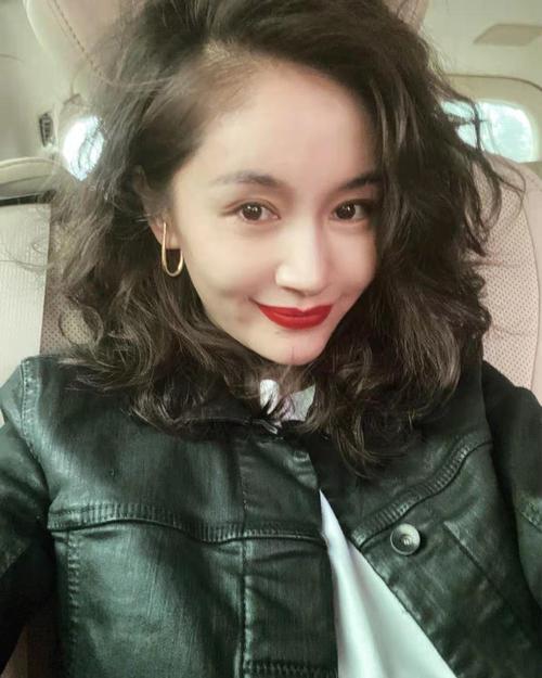 3月13日,王子文在个人社交平台上晒自拍,一头卷发娇艳妩媚,大眼水灵