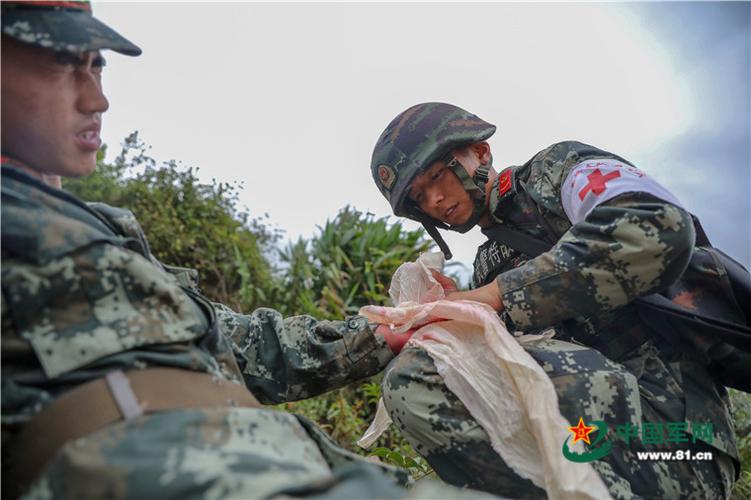 模拟处置手部受伤情况