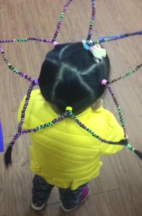 异类发型小女孩去幼儿园被孤立,网友:现在的大人越来越不好哄了