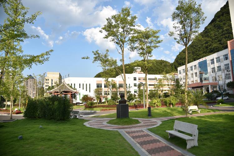贵州省黔南布依族苗族自治州长顺县民族高级中学校园一角(7月28日摄).