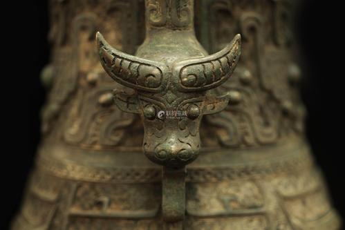 商代饕餮纹青铜提梁卣