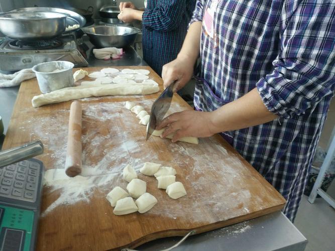 本幼儿园特别组织了此次包饺子,煮饺子,吃饺子活动,很有意义.