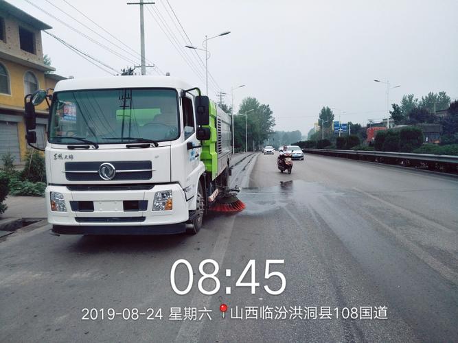 国道108线清扫车清扫路面