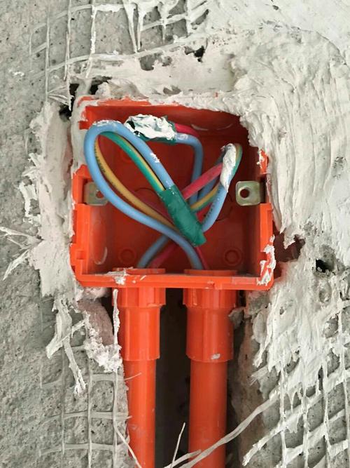 检查线管连接底盒加锁扣