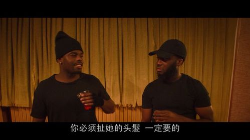 口无遮拦的黑人舞者,正在用下流的口吻谈论女同事.