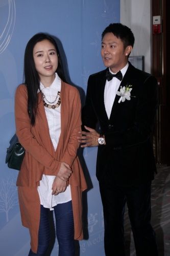 印小天北京再办婚礼 娇妻穿宽松婚纱难掩孕肚