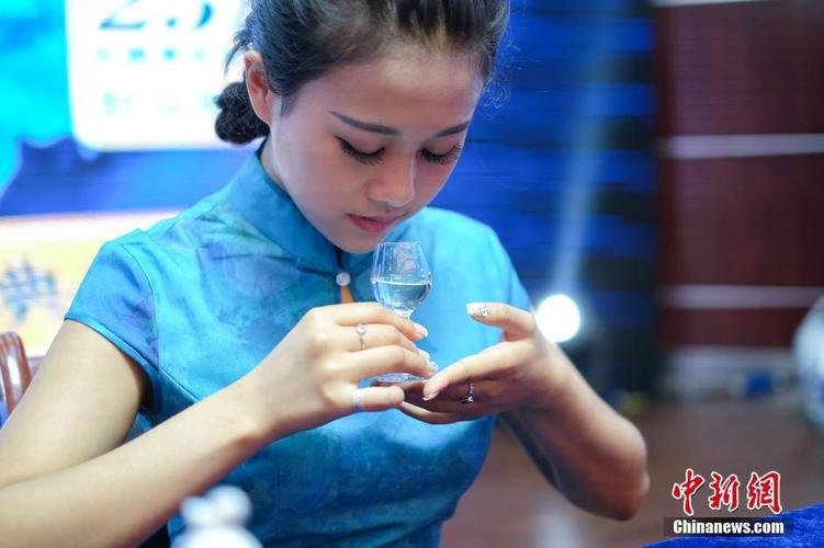 贵州美女品酒师优雅亮相