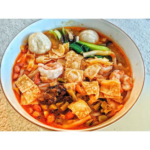 螺霸王的螺蛳粉口味正宗,出摊保证客源不断自己加了鱼丸和虾和小白菜