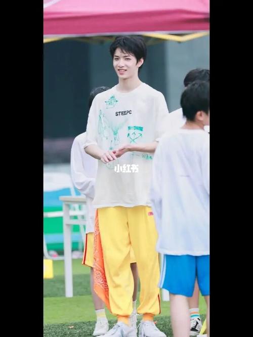 刘耀文全身照/壁纸_刘耀文_壁纸_素材_壁纸