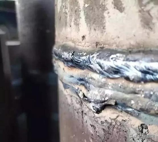 是在焊接时高温下产生的,故称热裂纹,它的特征是沿原奥氏体晶界