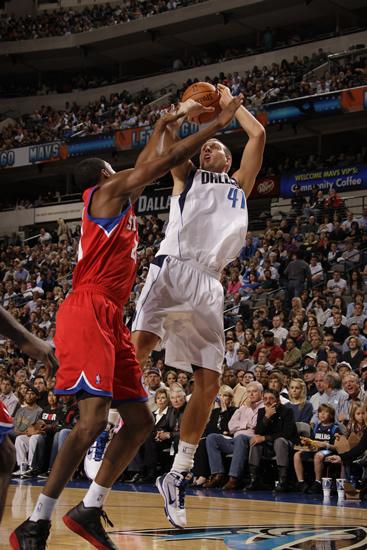 图文-[常规赛]76人90-99小牛 诺维斯基跳投