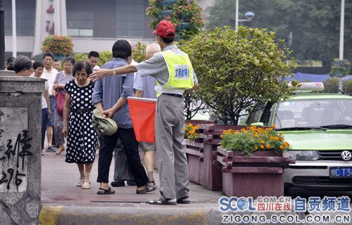 自贡88名文明交通劝导员走上街头劝导文明