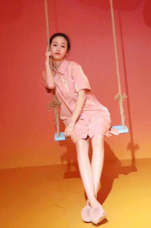 最近"雨女无瓜"很火,刘美含穿上联名款太萌,不是"黑魔