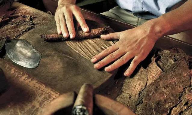 卷制雪茄是技术活儿