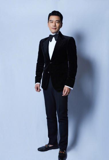 明星图片 大陆 男 王耀庆 > 王耀庆黑色西装帅气写真图片(2/6) 1/6 2