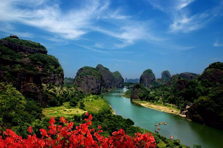 1,庐山风景名胜区位于江西省九江市,北靠长江,南傍鄱阳湖,奇峰峻岭