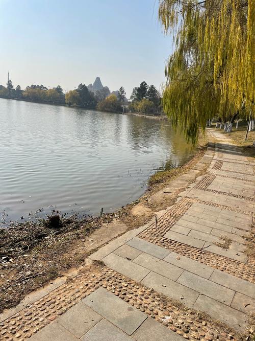 湖边散步的惬意