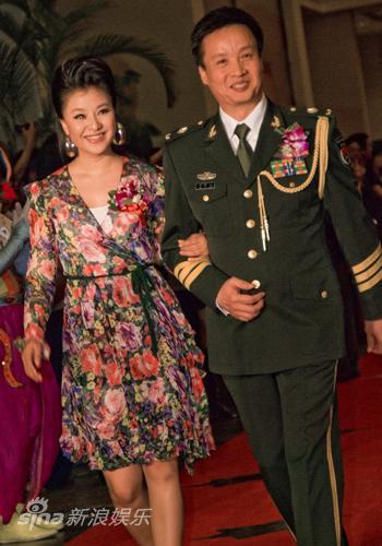 阎维文与女伴