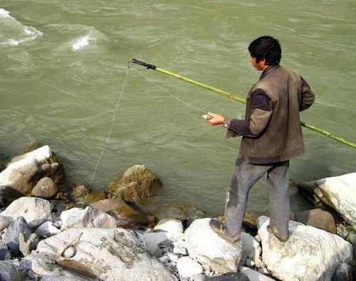 高手在民间,大叔的独特钓法,在激流中钓鱼