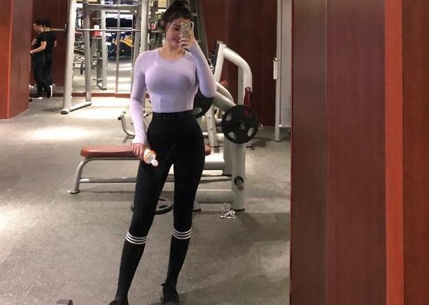 身高177cm的蜜桃姐姐好身材无需多言运动让她魅力十足