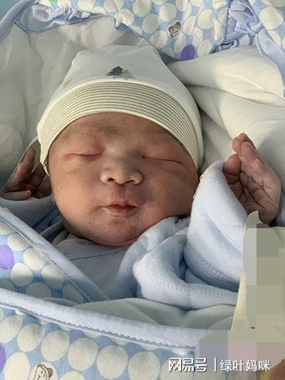 出生就是灯泡眼的宝宝遭产妇嫌弃奶奶却眉开眼笑漂亮妞