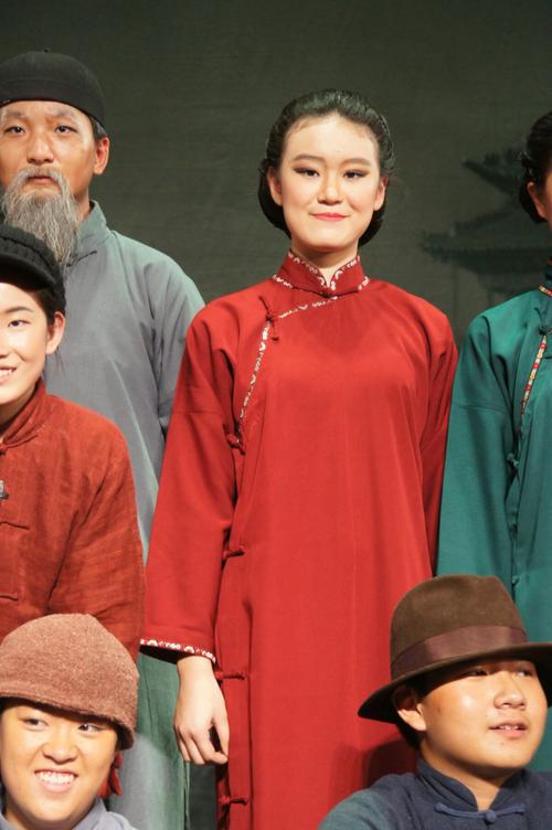 初二时演四世同堂中韵梅剧照.