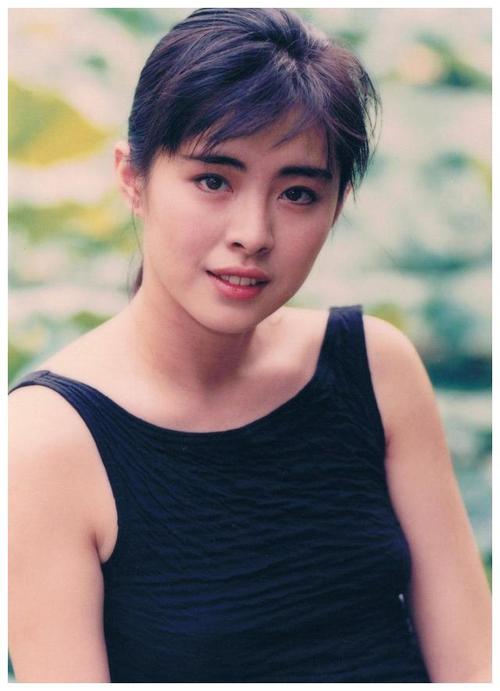 王祖贤年轻的时候美的让人窒息,笑起来特别好看尤其是