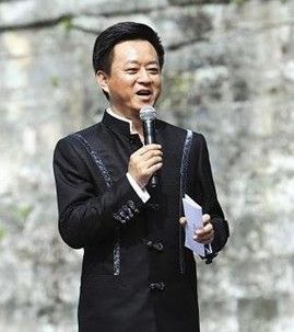 首先作为一名专业的主持人站姿