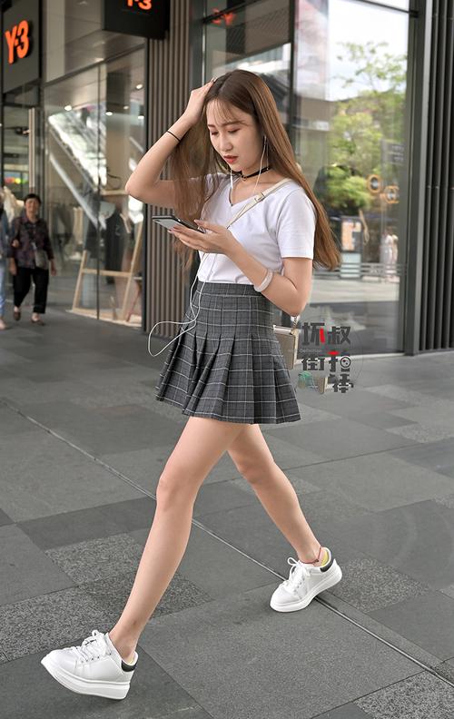 百褶裙加小白鞋气质美女