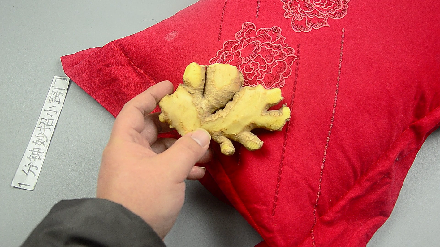 在枕头底下放块生姜,解决了很多人的大烦恼,看完一家人受益