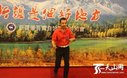 新疆杂技团著名手技表演艺术家艾热提·艾则孜在表演杂技.