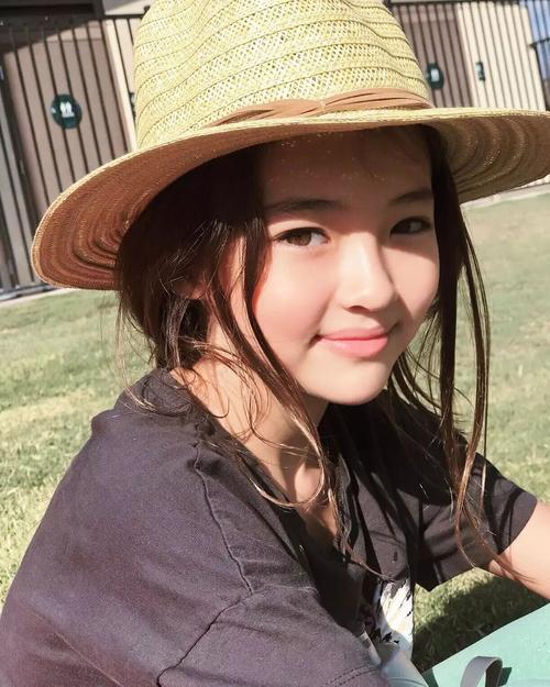 美韩混血的ella不仅遗传了父亲深邃立体的脸部轮廓和高挺的鼻梁,还有