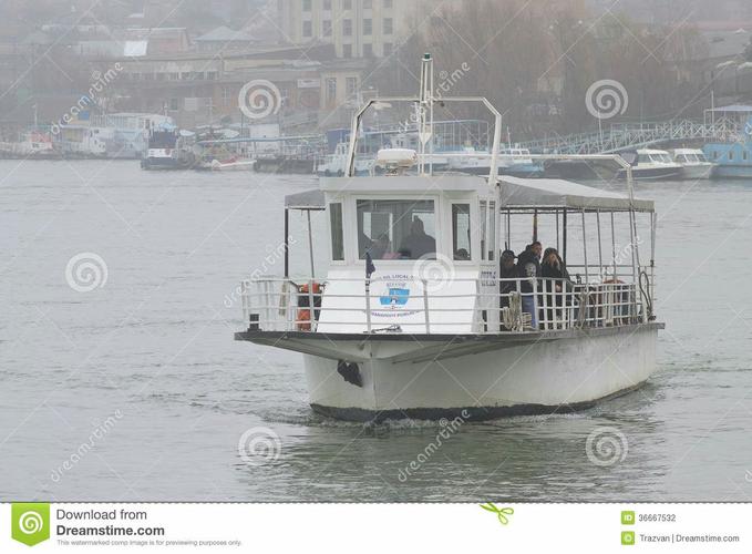 经费更为了锻炼同学,从江阴港上岸又改乘去第一站无锡的内河小轮船