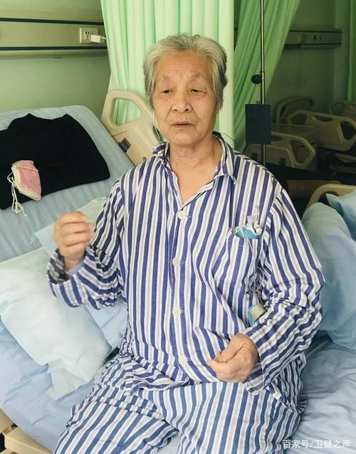 82岁的熊猫血老奶奶,住院求表扬,出院要鲜花,为什么?