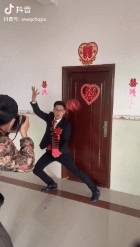 " 而且,十天前吴武强还在自己婚礼上面表演彩虹圈,在网上也火了,收到